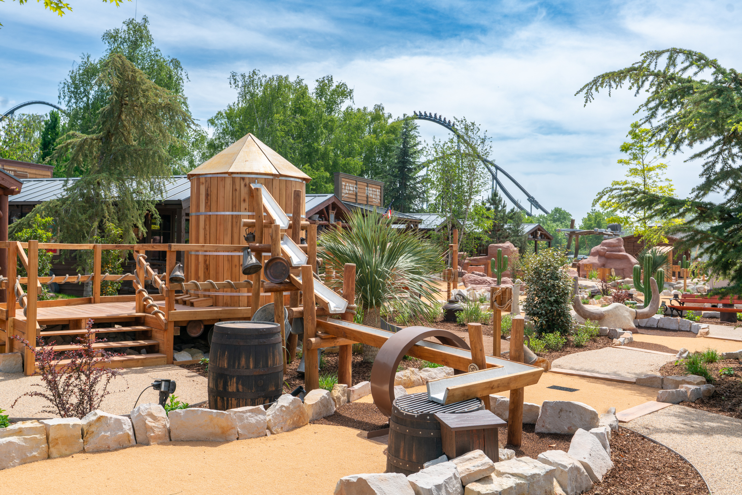 Auch eine Minigolfanlage namens Gold Rush Golf ist geboten